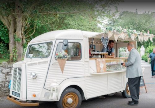 Top 7 awesome benefits of hiring the best food truck for your event!
